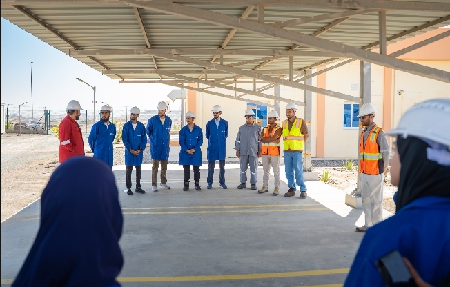 مركز الشباب و ميناء صحار والمنطقة الحرة يختتمان برنامج الاستدامة والطاقة المتجددة