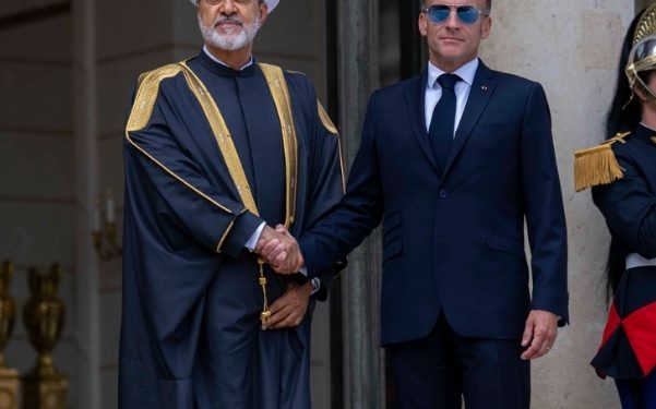سلطنة عمان والجُمهوريّة الفرنسيّة تؤكّدان على أهميّة تطوير العلاقات الاستثماريّة بين البلديْن