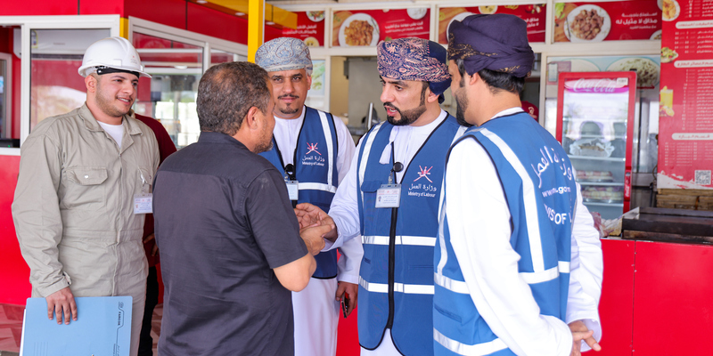 “العمل” تعزّز فرص التوظيف الموسمي بخريف ظفار وتستعد لتنظيم ملتقى العمل 2026