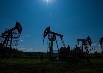 النفط يقفز بأكثر من 4% بعد غارات إسرائيلية على إيران ولبنان