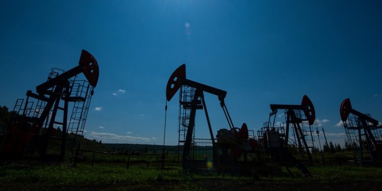 النفط يقفز بأكثر من 4% بعد غارات إسرائيلية على إيران ولبنان