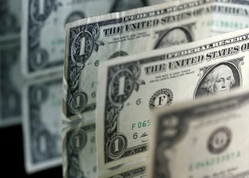 الدولار قرب أدنى مستوياته الأسبوعية وسط تباين في أداء العملات المشفرة