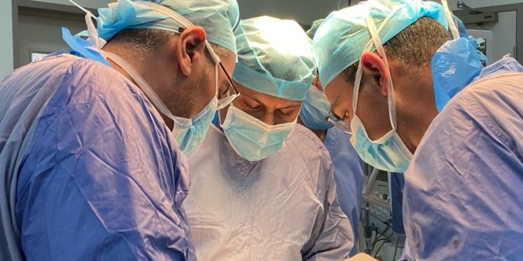 استغرقت 3 ساعات.. نجاح إجراء عملية جراحية معقدة بمستشفى صور المرجعي