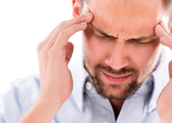 علامات في الصداع قد تكشف عن جلطة دماغية.. تعرف عليها
