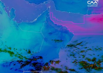 تأثر أجزاء من سواحل بحر عُمان بتدفق كتلة من الغبار