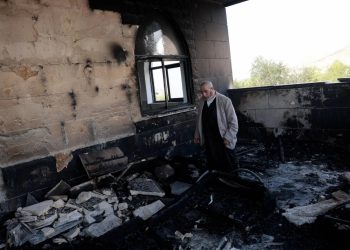 مستوطنون إسرائيليون يضرمون النار في مسجدين بالضفة الغربية