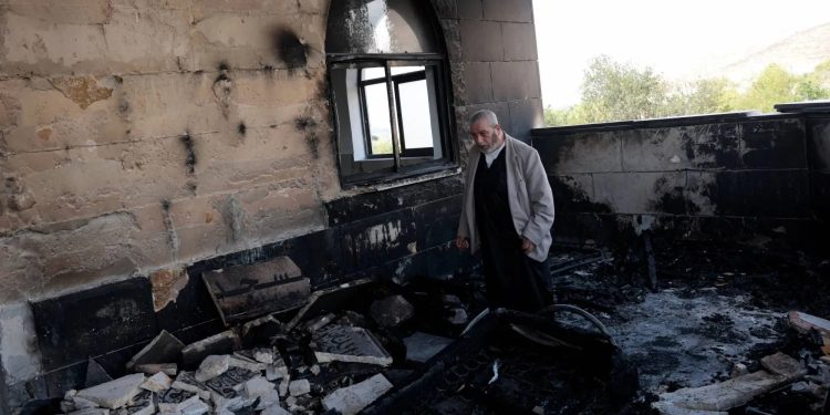 مستوطنون إسرائيليون يضرمون النار في مسجدين بالضفة الغربية