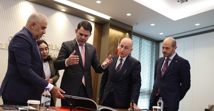وزير الإسكان والتخطيط العمراني يبحث في تركيا تعزيز الشراكة الاستثمارية بين البلدين