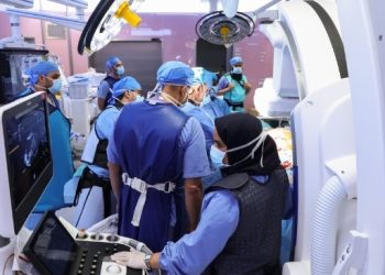 لأول مرة بسلطنة عُمان.. إجراء 5 عمليات ناجحة لاستخراج أقطاب منظمات ومقومات نظم القلب عبر الوريد