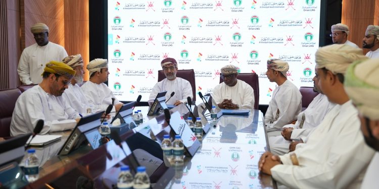 توقيع اتفاقيتين للإغاثة والطوارئ وتأهيل الطرق الجبلية بجنوب الشرقية