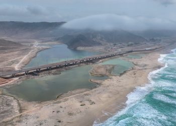 افتتاح الحركة المرورية على طريق وجسر المغسيل بمحافظة ظفار