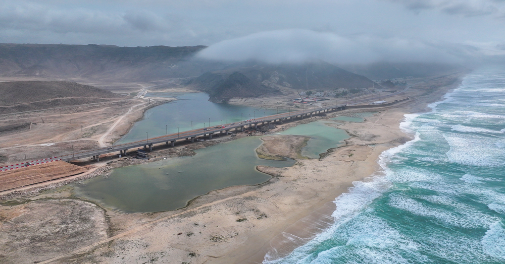 افتتاح الحركة المرورية على طريق وجسر المغسيل بمحافظة ظفار