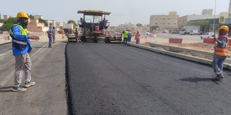 أكثر من 82 % نسبة إنجاز مشروع ازدواجية الطريق من دوار الغاز إلى بلاد صور