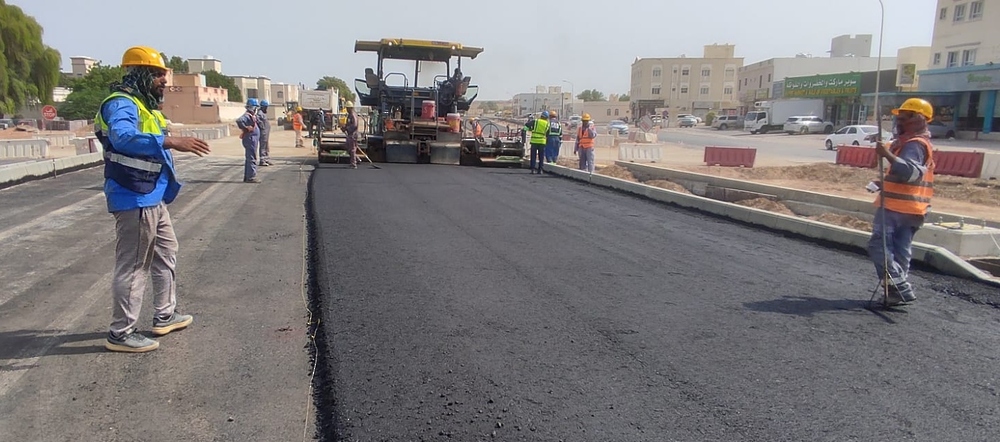 أكثر من 82 % نسبة إنجاز مشروع ازدواجية الطريق من دوار الغاز إلى بلاد صور