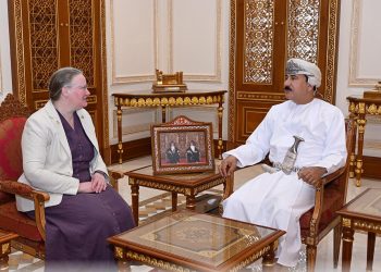 وزير المكتب السلطاني يناقش مع السفيرة البريطانية المستجدات على الساحتين الإقليمية والدولية