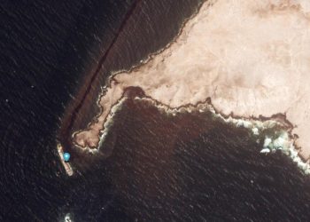 سلطنة عمان تبذل جهودها للحد من الآثار البيئية المحتملة بسبب السفينة الجانحة عند جزر الحلانيات