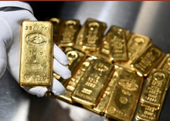 الذهب يتراجع عن أعلى مستوى له في شهرين
