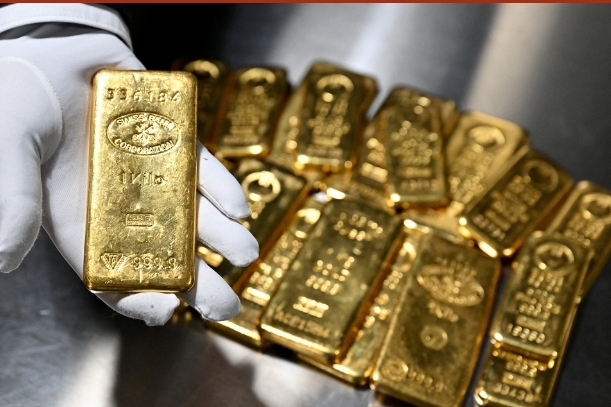 الذهب يتراجع عن أعلى مستوى له في شهرين