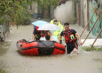 أمطار غزيرة تودي بحياة 10 أشخاص وتدفع لإجلاء الآلاف في الصين