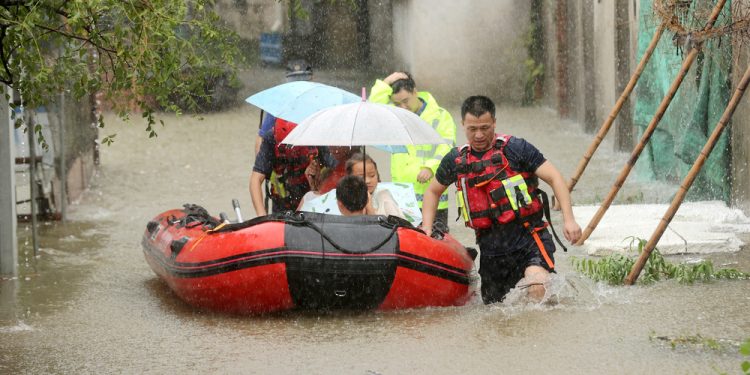 أمطار غزيرة تودي بحياة 10 أشخاص وتدفع لإجلاء الآلاف في الصين
