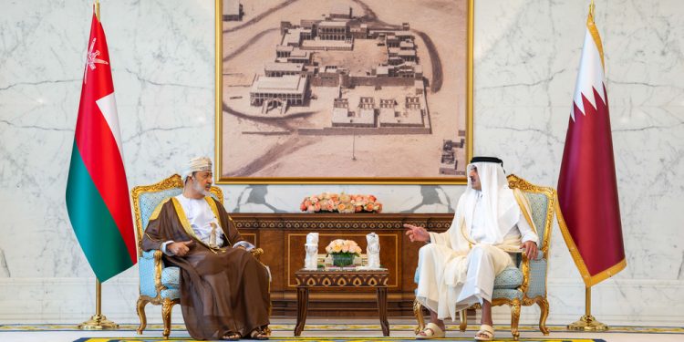 جلالة السُّلطان يقوم بزيارةٍ خاصّة لأمير قطر