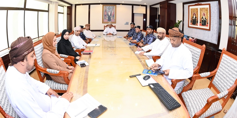قطاع الإعلام والتوعية العامة يبحث الجهود المبذولة للتعامل مع حادثة السفينة الجانحة