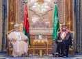 خلالة زيارة أخوية.. جلالة السلطان يبحث مع ولي العهد السعودي حلول التهدئة والسلم