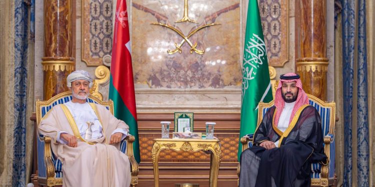 خلالة زيارة أخوية.. جلالة السلطان يبحث مع ولي العهد السعودي حلول التهدئة والسلم