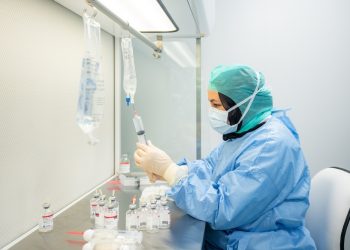 مقترح تأسيس التجمعات الاقتصادية للصناعات الدوائية والأجهزة الطبية يعزز الأمن الدوائي الوطني