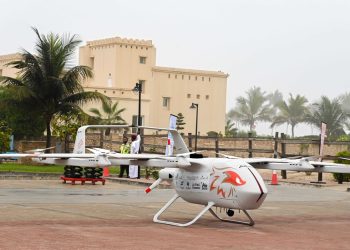 انطلاق المرحلة الثانية من مبادرة “جسر السماء” لنقل الإمدادات الطبية بالطائرات المسيرة إلى جزر الحلانيات