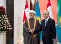 جلالة السلطان ورئيس كازاخستان يتبادلان الأوسمة