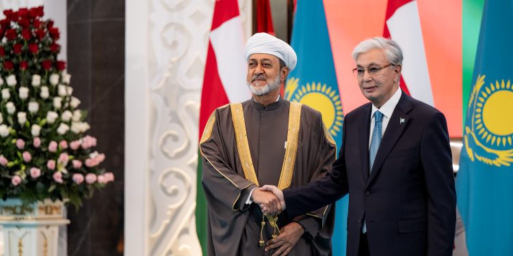 جلالة السلطان ورئيس كازاخستان يتبادلان الأوسمة
