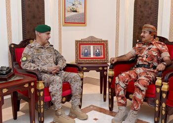 قائد الجيش السلطاني العُماني يستقبل قائدًا عسكريًّا خليجيًّا