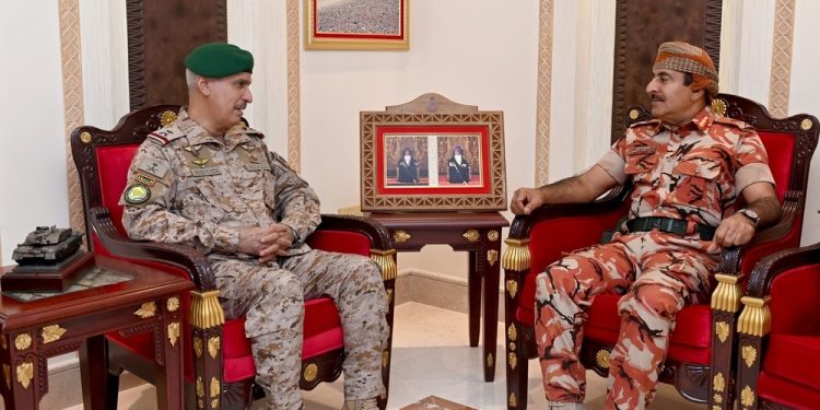 قائد الجيش السلطاني العُماني يستقبل قائدًا عسكريًّا خليجيًّا