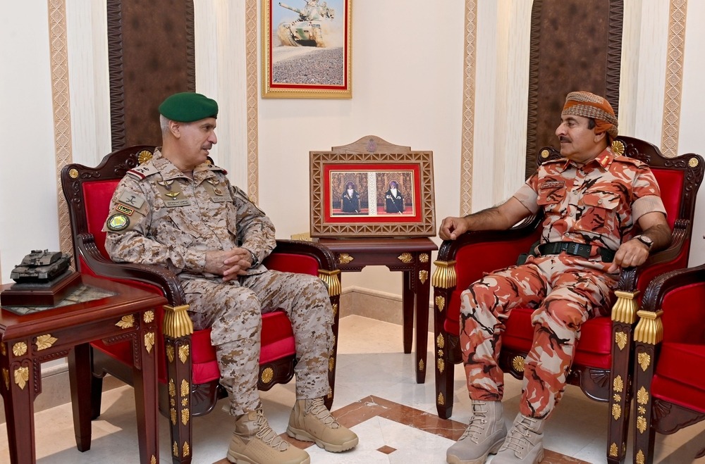 قائد الجيش السلطاني العُماني يستقبل قائدًا عسكريًّا خليجيًّا