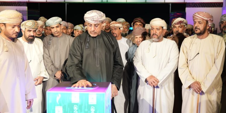 بتكلفة 2.5 مليون ريال.. افتتاح حديقة نزوى العامة وتدشين الهوية السمعية
