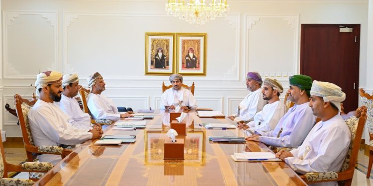 الحراصي يترأس اجتماعا حول استعدادات إقامة معرض مسقط الدولي للكتاب.. وهذا موعد الافتتاح