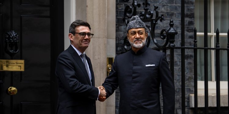 بالصور.. جلالةُ السُّلطان المُعظّم ورئيسُ وزراء المملكةِ المُتّحدةِ يعقدان جلستيْ مُباحثات ثنائيّةً وموسّعةً