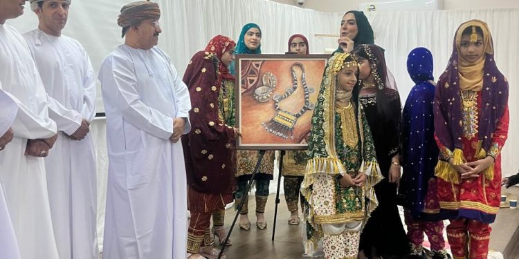 60 لوحة فنية في معرض “زاهية” احتفاء بالمرأة العمانية