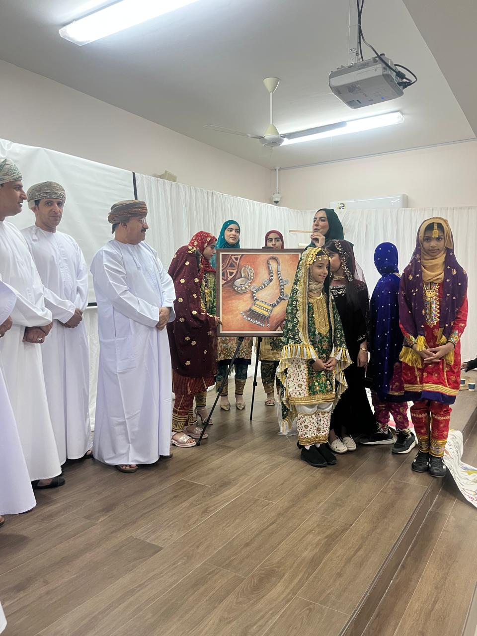 60 لوحة فنية في معرض “زاهية” احتفاء بالمرأة العمانية