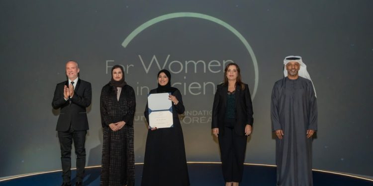 عُمانية تفوز بجائزة لوريال-اليونسكو للمواهب الشابة بالشرق الأوسط