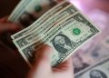 الدولار يواصل التحرك قرب أعلى مستوياته منذ أبريل 2025