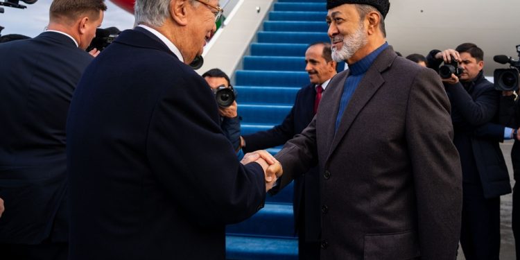 جلالة السلطان يختتمُ زيارته إلى كازاخستان